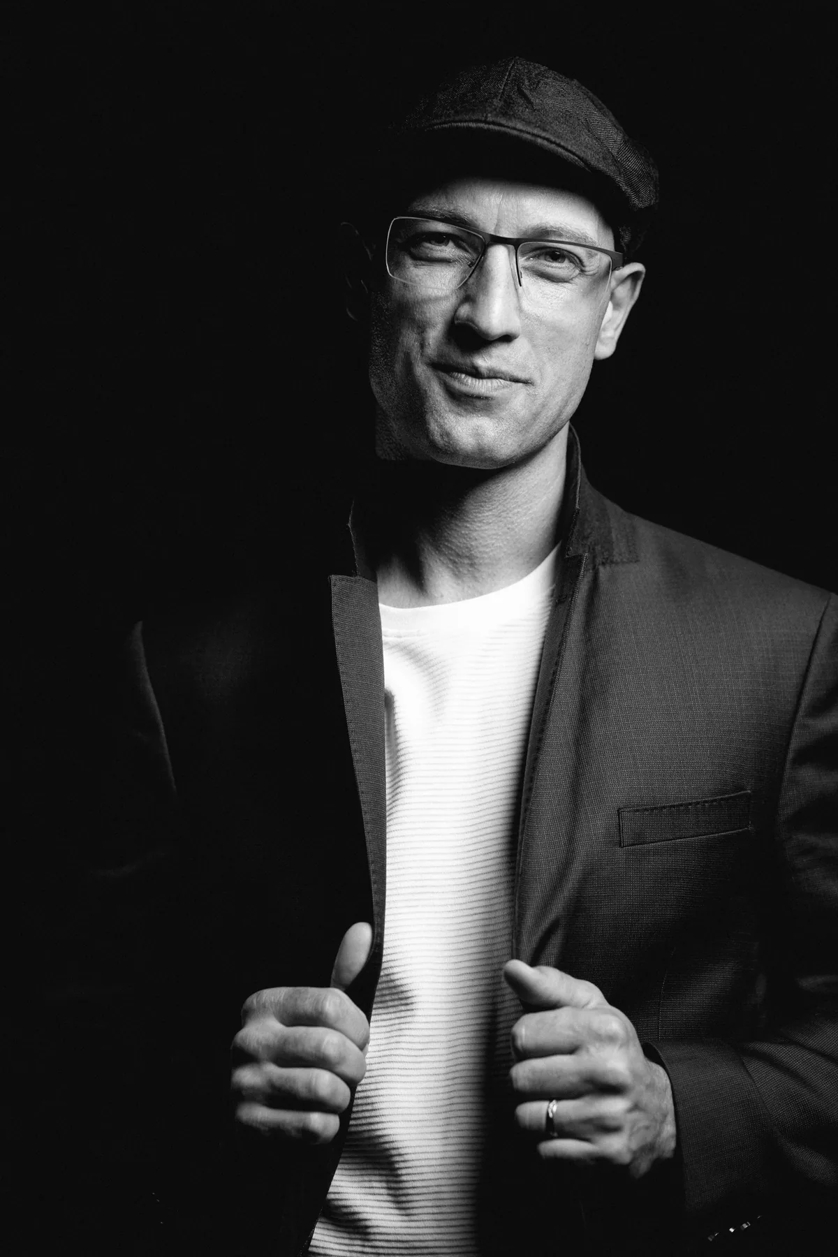 Black-and-white portrait of Pete Roth wearing glasses and a cap.